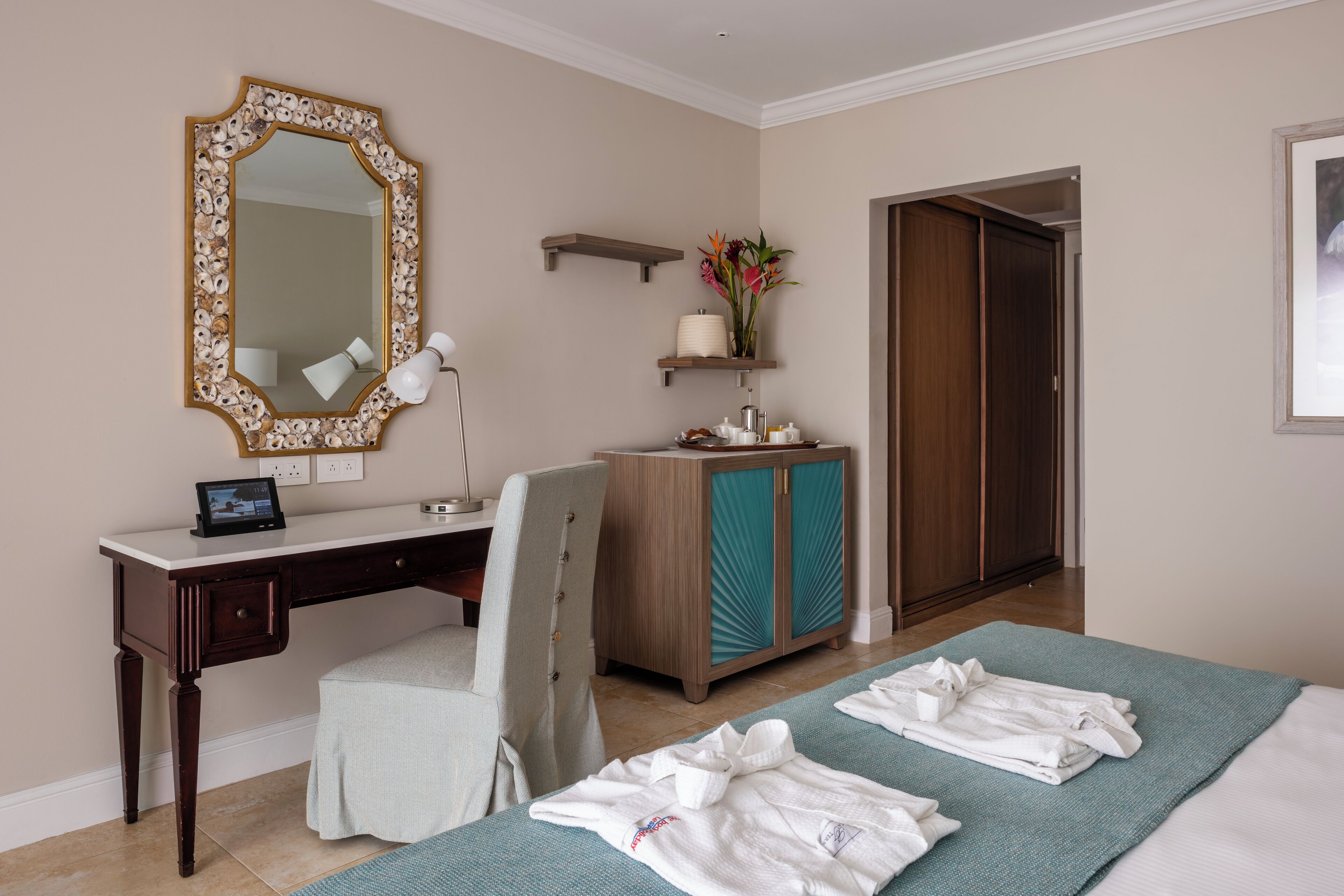 Minibar, coffres-forts dans les chambres, bureau