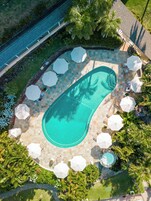 3 piscinas externas, guarda-sóis, espreguiçadeiras