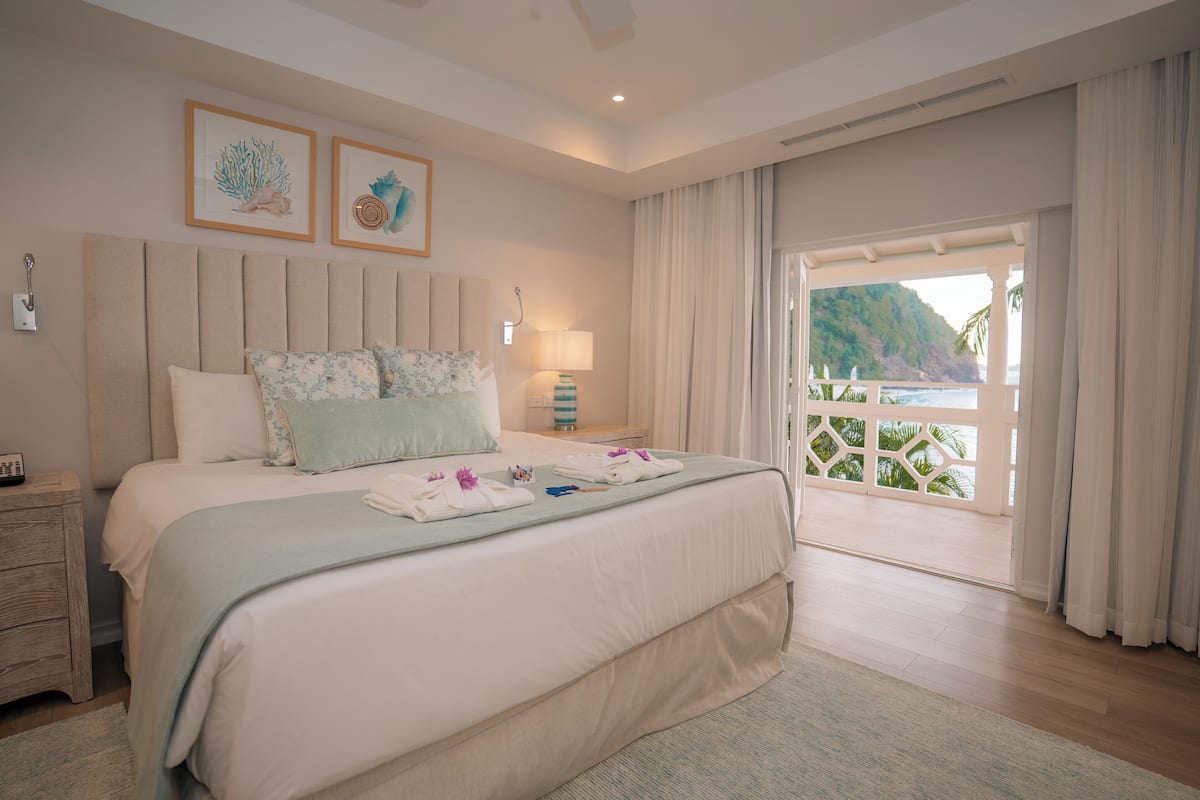 Grand Suite, Oceanfront (Luxury) | Bar mini, peti besi dalam bilik, meja, ruang kerja komputer riba