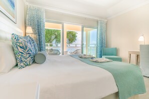 Minibar, värdeförvaringsskåp på rummet och skrivbord