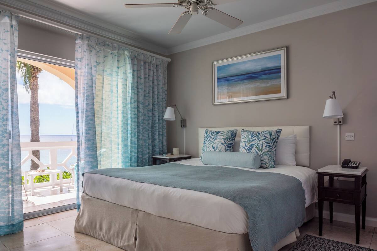 Double Room, 1 King Bed, Oceanfront | Minibar, in-room safe, desk, laptop workspace