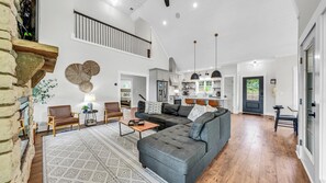 Una televisión, una chimenea