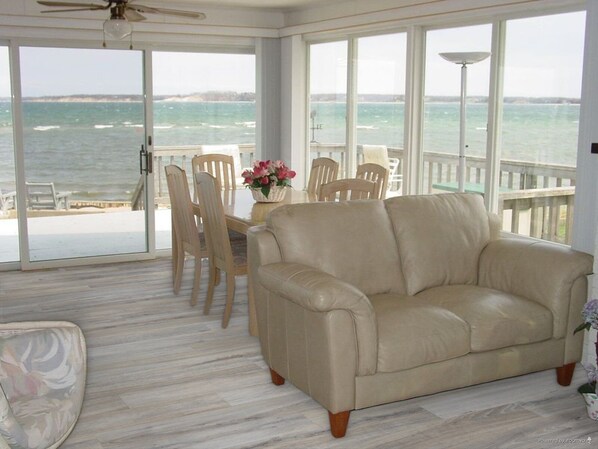 Smart TV, DVD player, books, stereo - SAG HARBOR PRIVATE BEACH ON NOYAC BAY SPECTACULAR VIEWS ALL OF SEPTEMBER (Sag Harbor)