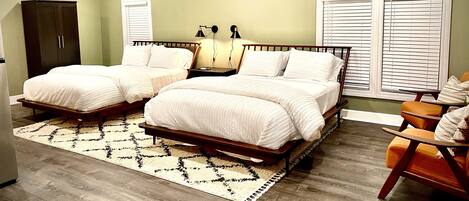 1 slaapkamer, een strijkplank/strijkijzer, gratis wifi, beddengoed