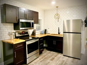 Kjøleskap, mikrobølgeovn, ovn og kokeplater