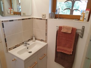 Ducha, secador de pelo, jabón, shampoo
