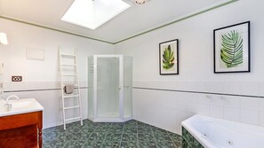 Dusche, Whirlpool, Haartrockner