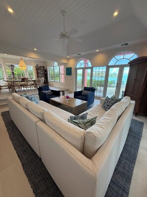 Smart-TV, DVD-spiller og stereoanlegg