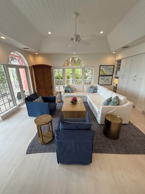 Smart-TV, DVD-spiller og stereoanlegg