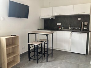 Réfrigérateur, micro-ondes, plaque de cuisson, cafetière/bouilloire