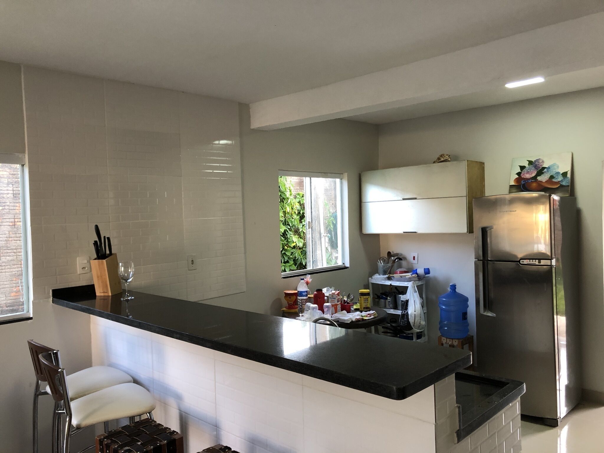 Frigorífico, placa de cocina y mesa de comedor