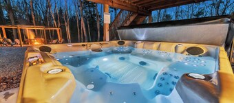 6 Bedrooms + Hot Tub + Game Room + Movie Theater