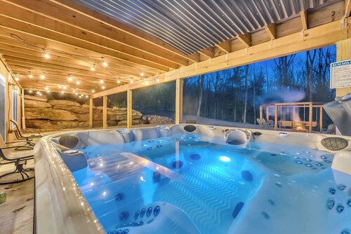 6 Bedrooms + Hot Tub  + Game Room + Movie Theater