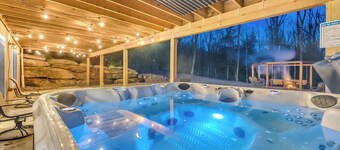 6 Bedrooms + Hot Tub  + Game Room + Movie Theater