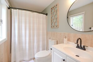 シャワー付き浴槽、ヘアドライヤー、タオル、トイレットペーパー