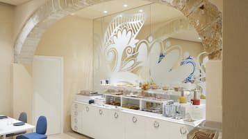 Colazione continentale, servita tutte le mattine (15 EUR a persona)