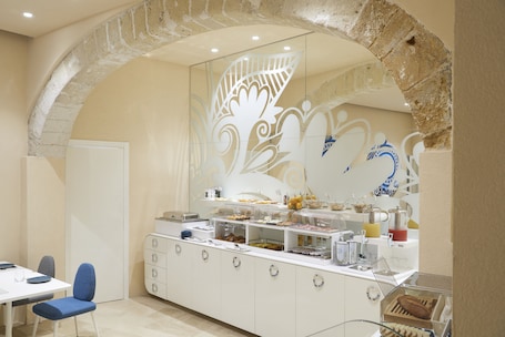 Desayuno continental diario (EUR 15 por persona)