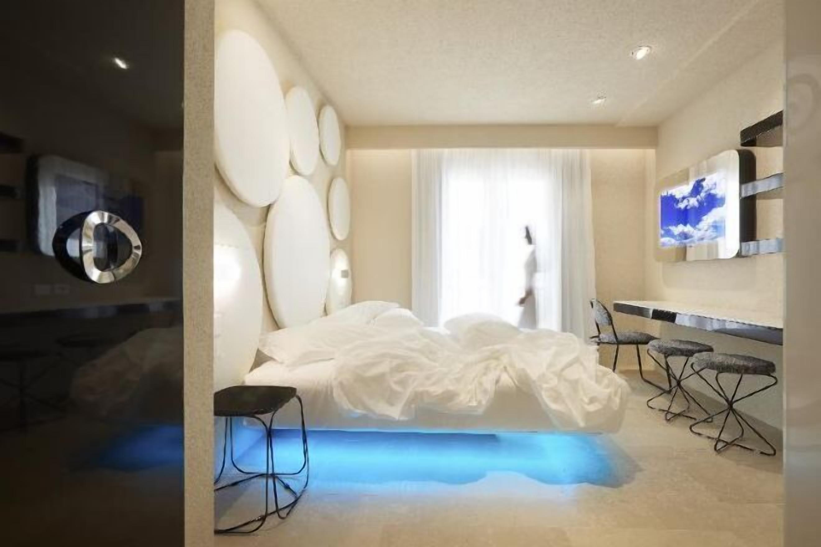 Literie hypoallergénique, lit avec matelas en mousse à mémoire, minibar