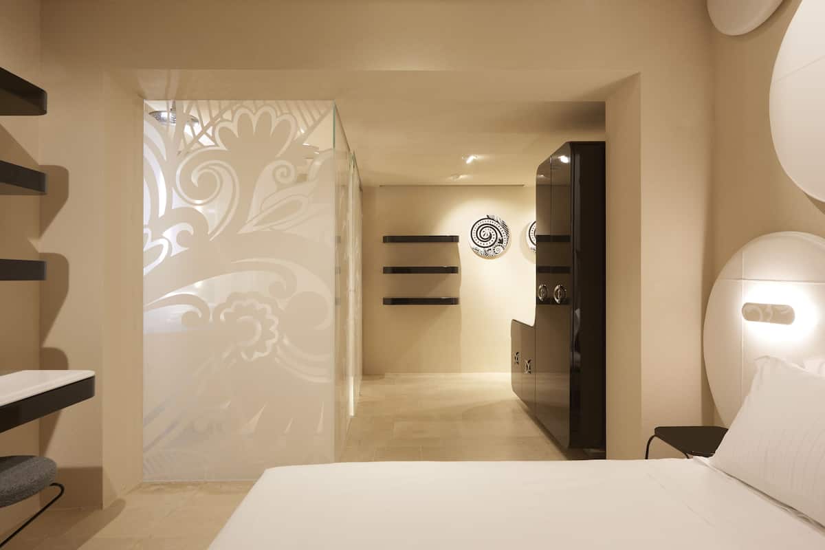 1 bedroom, hypo-allergenic bedding, memory-foam beds, minibar