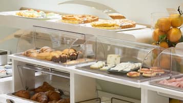 Daily continental breakfast (EUR 15 per person)