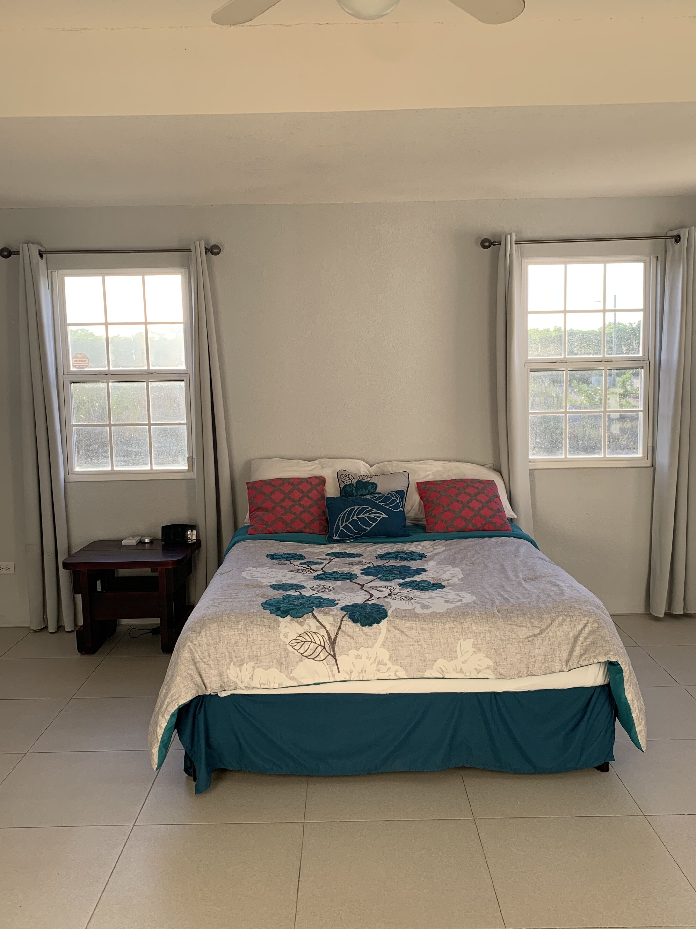 2 Schlafzimmer, Schreibtisch, Bügeleisen/Bügelbrett, Reisekinderbett