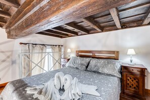 2 dormitorios, caja fuerte, tabla de planchar con plancha