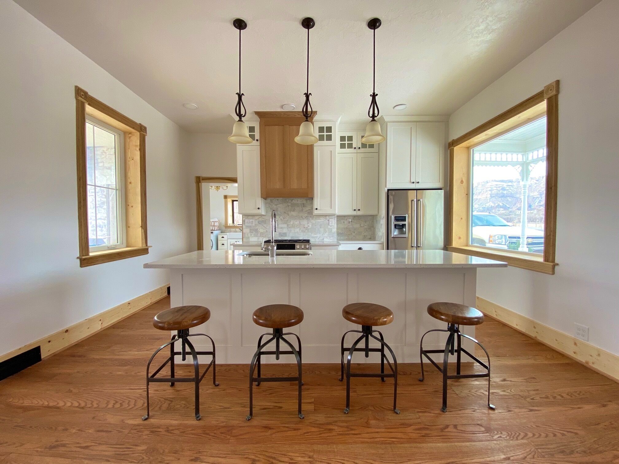 Microwave, dishwasher, coffee/tea maker, cookware/dishes/utensils