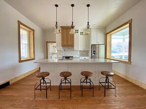 Mikrovågsugn, diskmaskin, kaffe- och tebryggare och grytor/köksredskap