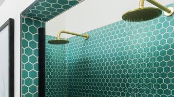 Luxe cottage, en-suite badkamer (The Duchy Barn) | Badkamer