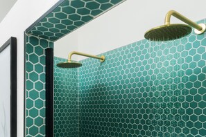 Luxe cottage, en-suite badkamer (The Duchy Barn) | Badkamer