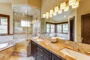 Bathtub, hair dryer, towels - Luxury Home, Great Views, On Golf Course, Hot Tub, Pool Table, Work Station (Breckenridge)