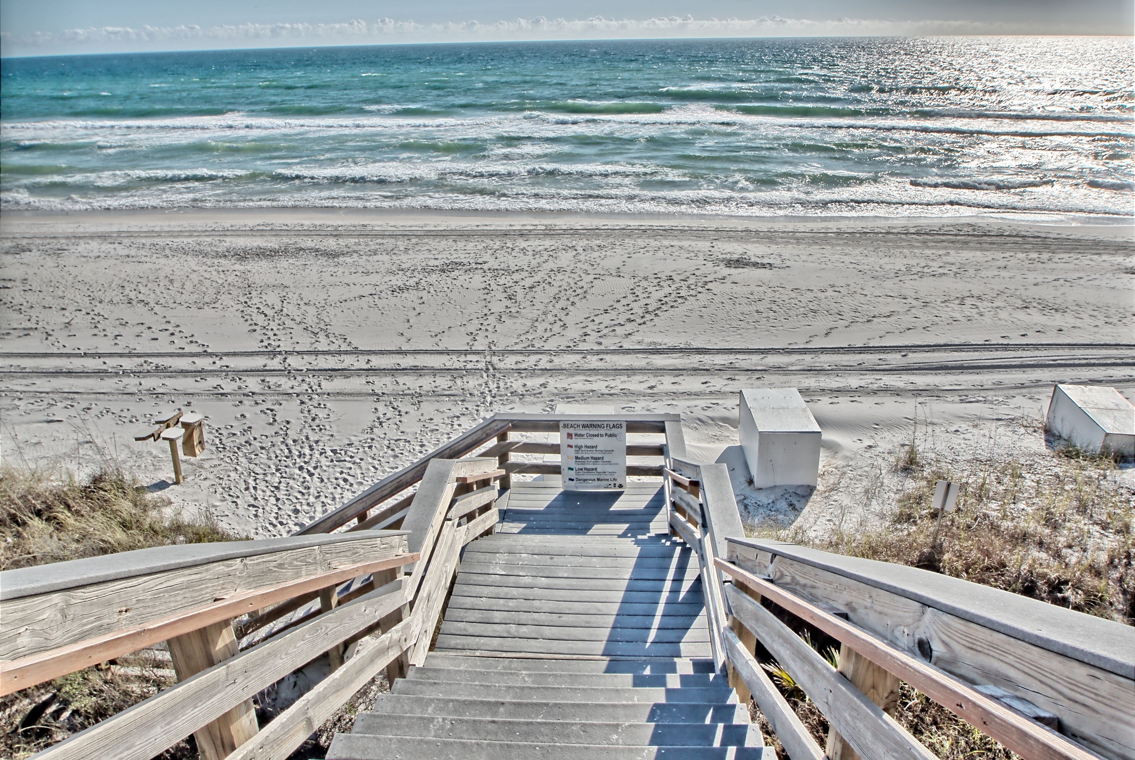 Beach nearby, sun-loungers, beach towels