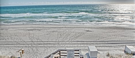 在海灘附近、躺椅、沙灘巾