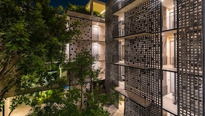 Un edificio moderno con varios balcones y un patio.