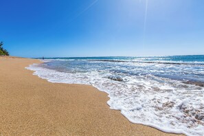 Perto da praia, guarda-sóis 