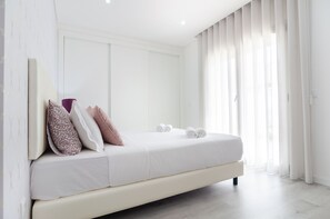 3 habitaciones, tabla de planchar con plancha y cuna de viaje