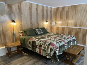 1 bedroom, free WiFi, bed sheets - Cabin on the Eagle River Chain! Boat dock slip! Kayaks! Firewood for bonfires! (Eagle River)