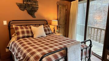 2 bedrooms, desk, iron/ironing board, free WiFi