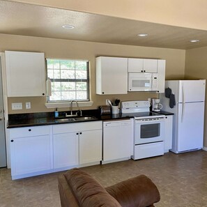 Kjøleskap, mikrobølgeovn, ovn og kokeplater