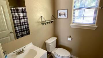 Ensemble douche/baignoire, sèche-cheveux