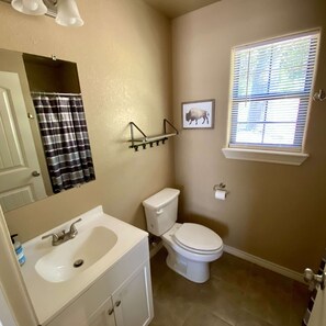 Combined shower/tub, hair dryer - Hunter's Ridge Cabins - 5 (Concan)