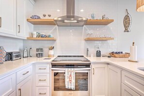 Fridge, microwave, stovetop, dishwasher - Waterfront Oasis On Tims Ford Lake: Pool/Kayak! (Winchester)