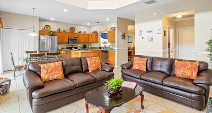 Be-Our-Guest Home! 7 bdrm incl. 5 King beds, Private POOL, 15 minutes to Disney!