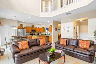 Be-Our-Guest Home! 7 bdrm incl. 5 King beds, Private POOL, 15 minutes to Disney!