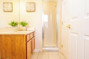 Séchoir à cheveux, serviettes fournies