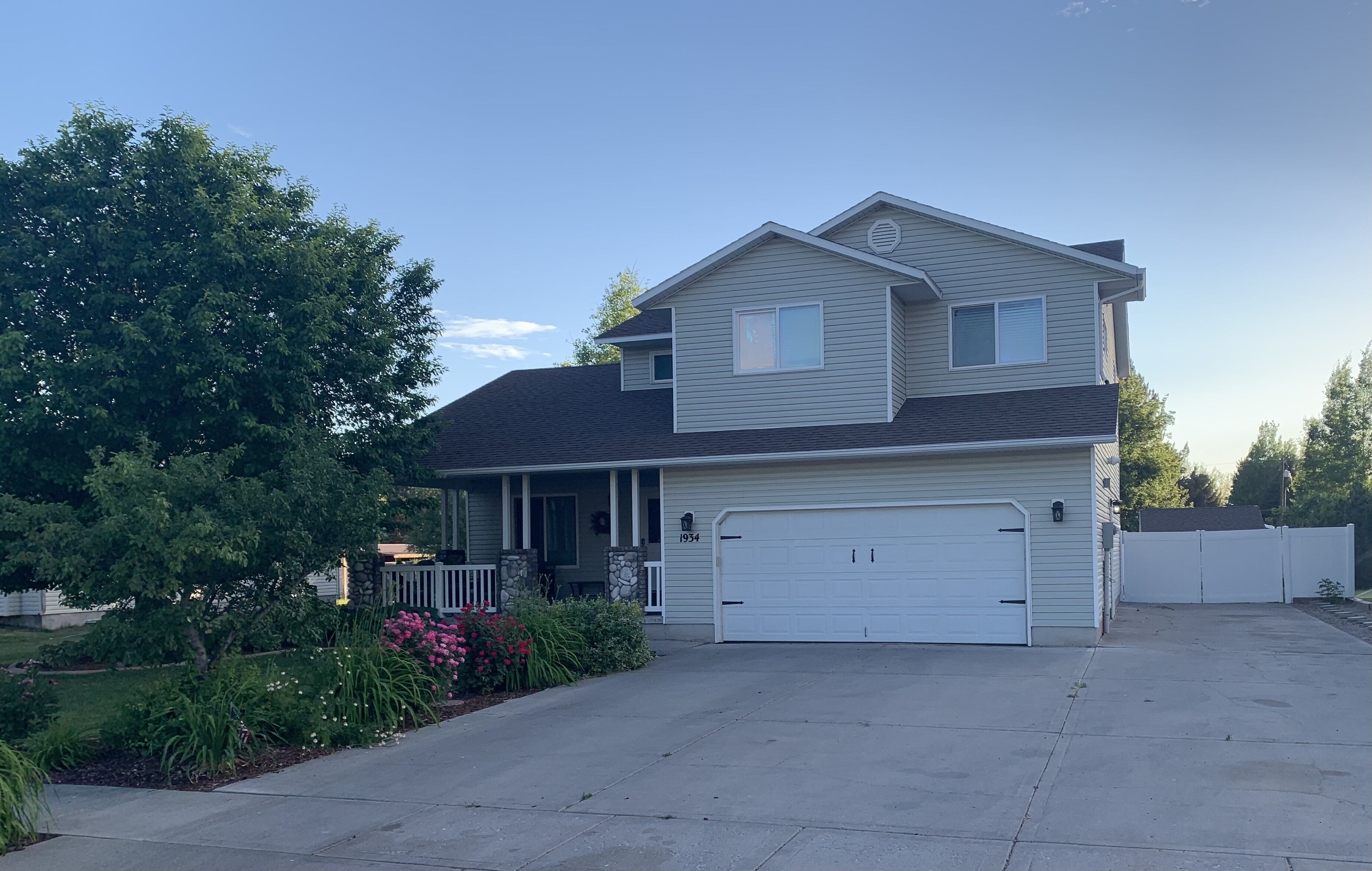 Hot Tub! Family Friendly East Idaho Falls Home! 2 kings!