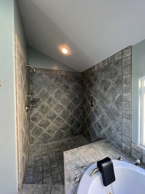 Serviettes fournies, savon, papier toilette