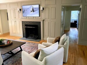 Smart TV, caminetto, tavolo da ping pong, libri