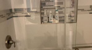 Secador de cabelo, toalhas de banho, papel higiênico