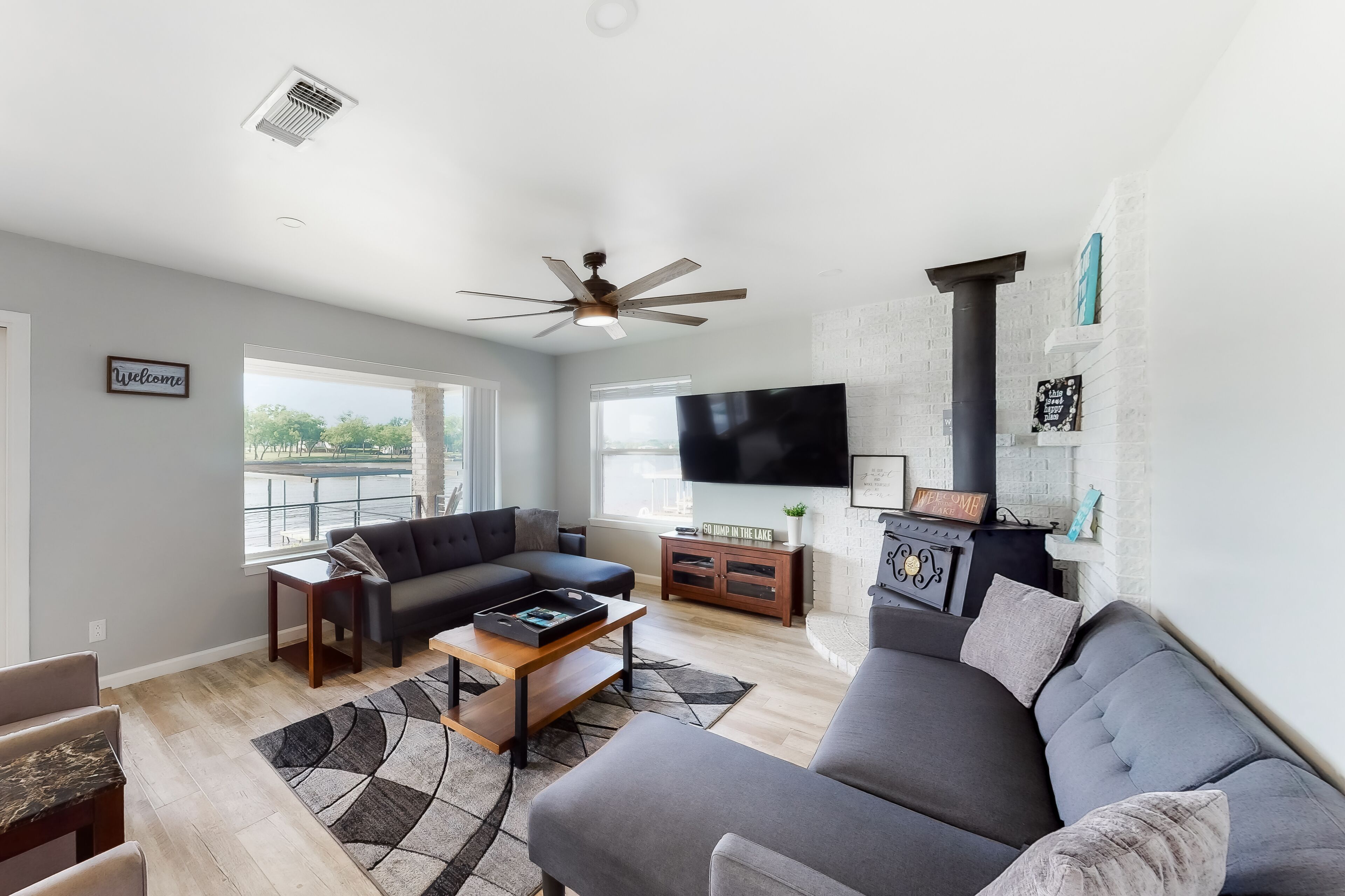 Lakefront home w/ great water view, WiFi, central AC, & washer/dryer